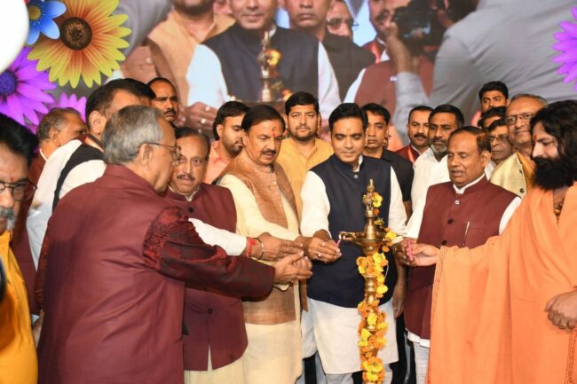 नोएडा सेक्टर-62 में श्री राम मित्र मंडल द्वारा आयोजित दशहरा महोत्सव में नोएडा विधायक श्री पंकज सिंह जी के साथ सहभागिता करते हुए