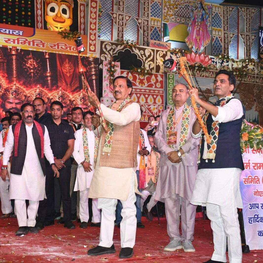 नोएडा स्टेडियम में श्री सनातन धर्म रामलीला समिति द्वारा आयोजित दशहरा महोत्सव में नोएडा विधायक श्री पंकज सिंह जी के साथ सहभागिता करते हुए नोएडा स्टेडियम में श्री सनातन धर्म रामलीला समिति द्वारा आयोजित दशहरा महोत्सव में नोएडा विधायक श्री पंकज सिंह जी के साथ सहभागिता करते हुए