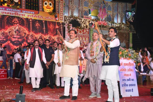नोएडा स्टेडियम में श्री सनातन धर्म रामलीला समिति द्वारा आयोजित दशहरा महोत्सव में नोएडा विधायक श्री पंकज सिंह जी के साथ सहभागिता करते हुए