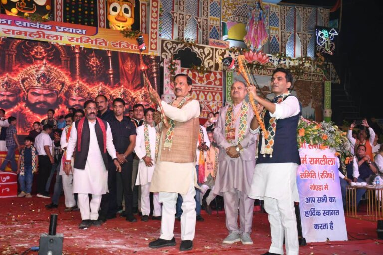 नोएडा स्टेडियम में श्री सनातन धर्म रामलीला समिति द्वारा आयोजित दशहरा महोत्सव में नोएडा विधायक श्री पंकज सिंह जी के साथ सहभागिता करते हुए