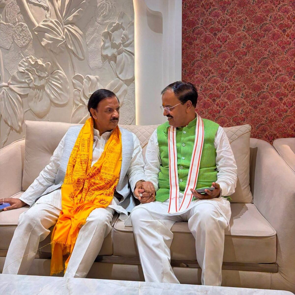 अयोध्या एयरपोर्ट पर उत्तर प्रदेश के उपमुख्यमंत्री श्री केशव प्रसाद मौर्य एवं भाजपा युवा मोर्चा के राष्ट्रीय अध्यक्ष डॉ. हेमंग जोशी जी से आत्मीय भेंट करते हुए अयोध्या एयरपोर्ट पर उत्तर प्रदेश के उपमुख्यमंत्री श्री केशव प्रसाद मौर्य एवं भाजपा युवा मोर्चा के राष्ट्रीय अध्यक्ष डॉ. हेमंग जोशी जी से आत्मीय भेंट करते हुए
