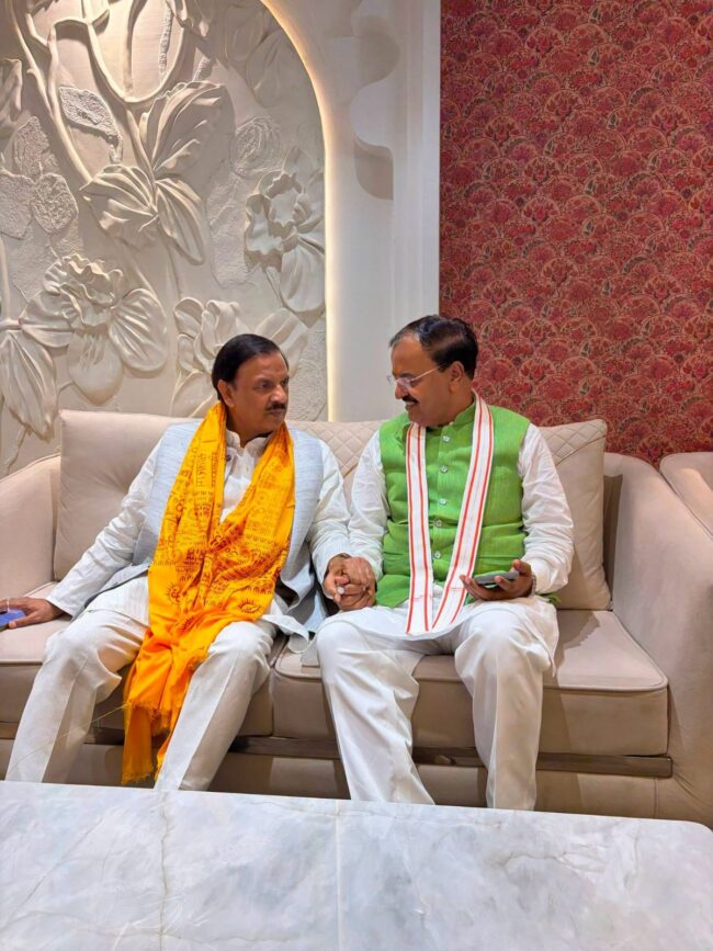 अयोध्या एयरपोर्ट पर उत्तर प्रदेश के उपमुख्यमंत्री श्री केशव प्रसाद मौर्य एवं भाजपा युवा मोर्चा के राष्ट्रीय अध्यक्ष डॉ. हेमंग जोशी जी से आत्मीय भेंट करते हुए अयोध्या एयरपोर्ट पर उत्तर प्रदेश के उपमुख्यमंत्री श्री केशव प्रसाद मौर्य एवं भाजपा युवा मोर्चा के राष्ट्रीय अध्यक्ष डॉ. हेमंग जोशी जी से आत्मीय भेंट करते हुए