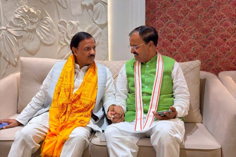 अयोध्या एयरपोर्ट पर उत्तर प्रदेश के उपमुख्यमंत्री श्री केशव प्रसाद मौर्य एवं भाजपा युवा मोर्चा के राष्ट्रीय अध्यक्ष डॉ. हेमंग जोशी जी से आत्मीय भेंट करते हुए