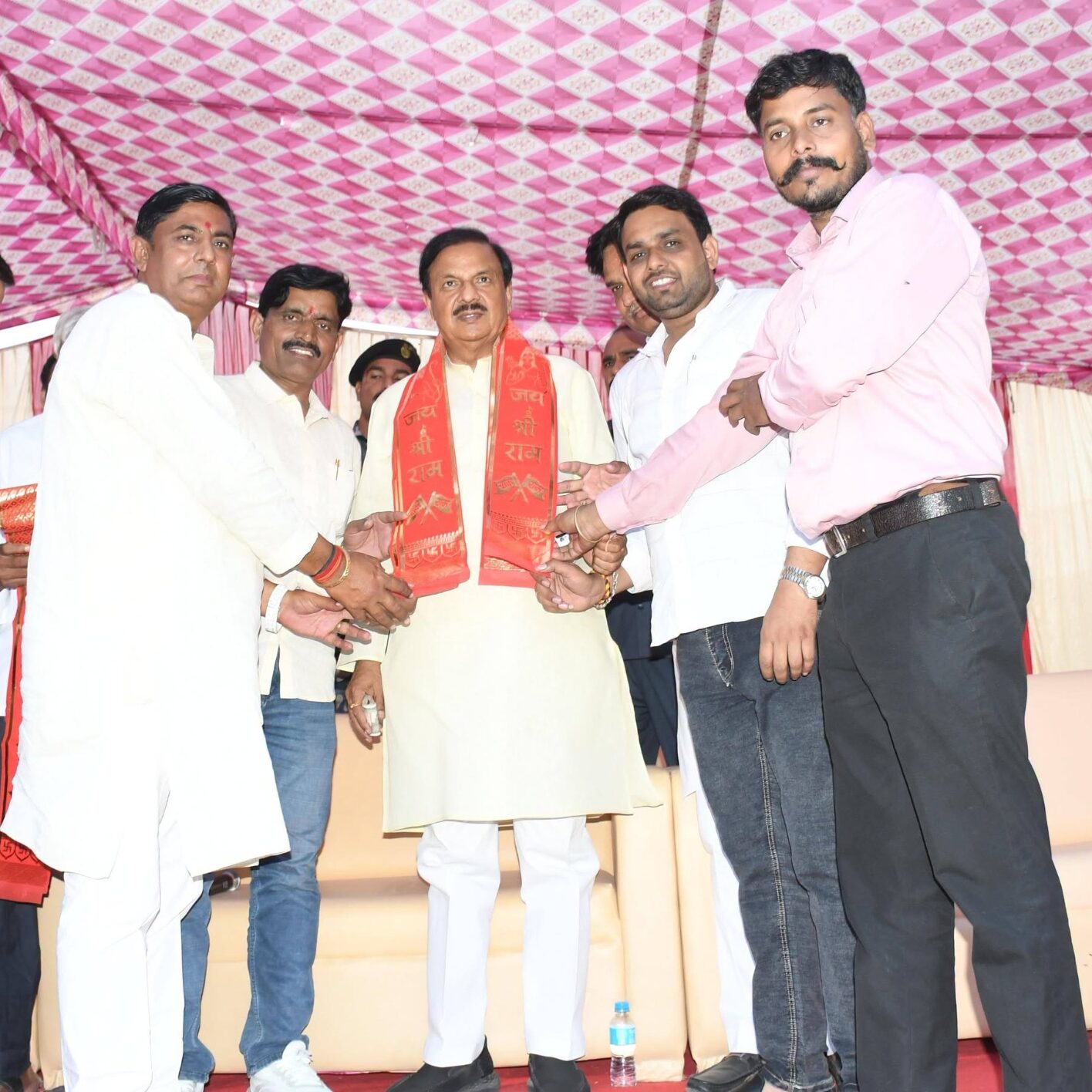 जेवर विधानसभा क्षेत्र के जहांगीरपुर में श्री रामायण मेला समिति द्वारा आयोजित पारंपरिक कुश्ती दंगल में सहभागिता करते हुए