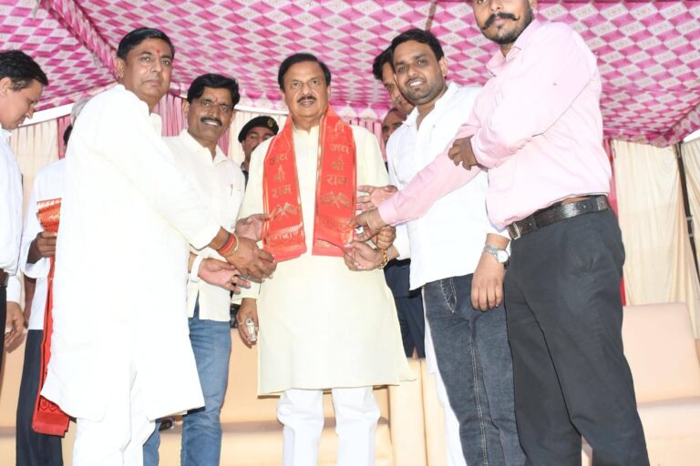 जेवर विधानसभा क्षेत्र के जहांगीरपुर में श्री रामायण मेला समिति द्वारा आयोजित पारंपरिक कुश्ती दंगल में सहभागिता करते हुए