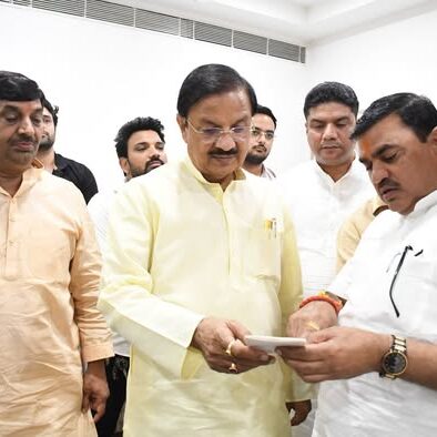 खुर्जा कैंप कार्यालय पर क्षेत्रवासियों एवं कार्यकर्ताओं से आत्मीय भेंट कर उनकी समस्याएँ सुनते हुए तथा निस्तारण हेतु संबंधित अधिकारियों को निर्देशित करते हुए खुर्जा कैंप कार्यालय पर क्षेत्रवासियों एवं कार्यकर्ताओं से आत्मीय भेंट कर उनकी समस्याएँ सुनते हुए तथा निस्तारण हेतु संबंधित अधिकारियों को निर्देशित करते हुए