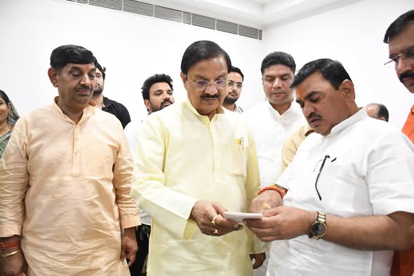 खुर्जा कैंप कार्यालय पर क्षेत्रवासियों एवं कार्यकर्ताओं से आत्मीय भेंट कर उनकी समस्याएँ सुनते हुए तथा निस्तारण हेतु संबंधित अधिकारियों को निर्देशित करते हुए खुर्जा कैंप कार्यालय पर क्षेत्रवासियों एवं कार्यकर्ताओं से आत्मीय भेंट कर उनकी समस्याएँ सुनते हुए तथा निस्तारण हेतु संबंधित अधिकारियों को निर्देशित करते हुए