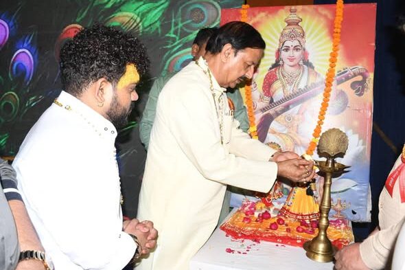खुर्जा के जंक्शन रोड पर आयोजित भजन संध्या में श्रद्धालुओं के साथ सम्मिलित होकर भक्ति और आस्था के पावन अवसर का आनंद लेते हुए