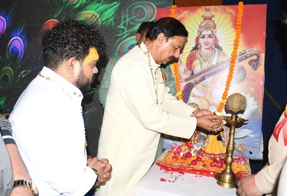 खुर्जा के जंक्शन रोड पर आयोजित भजन संध्या में श्रद्धालुओं के साथ सम्मिलित होकर भक्ति और आस्था के पावन अवसर का आनंद लेते हुए खुर्जा के जंक्शन रोड पर आयोजित भजन संध्या में श्रद्धालुओं के साथ सम्मिलित होकर भक्ति और आस्था के पावन अवसर का आनंद लेते हुए