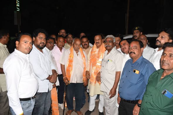 खुर्जा में सैनी समाज के वरिष्ठजन श्री रतनलाल सैनी जी, श्री चोखेलाल सैनी जी एवं अन्य गणमान्य लोगों से मुलाकात कर विभिन्न विषयों पर चर्चा करते हुए खुर्जा में सैनी समाज के वरिष्ठजन श्री रतनलाल सैनी जी, श्री चोखेलाल सैनी जी एवं अन्य गणमान्य लोगों से मुलाकात कर विभिन्न विषयों पर चर्चा करते हुए