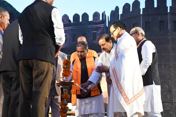 गाजियाबाद के सन सिटी में दिव्य प्रेम सेवा मिशन द्वारा आयोजित छत्रपति शिवाजी महाराज के जीवन पर आधारित ऐतिहासिक महानाट्य ‘जाणता राजा’ के मंचन में गणमान्य अतिथियों के साथ सहभागिता करते हुए