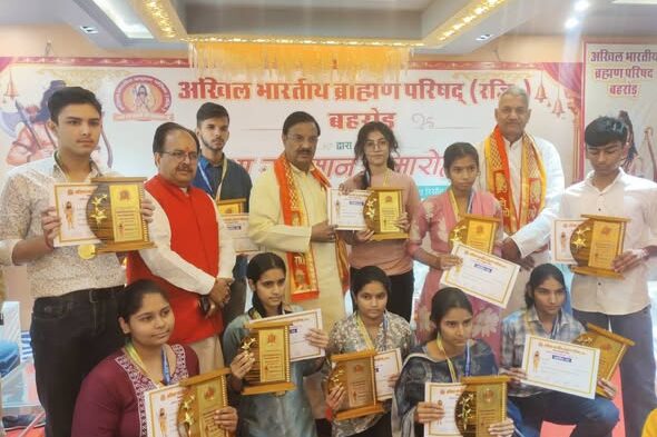 राजस्थान के बहरोड़ स्थित शक्ति रिसॉर्ट में अखिल भारतीय ब्राह्मण परिषद द्वारा आयोजित प्रतिभावान सम्मान समारोह में सहभागिता करते हुए
