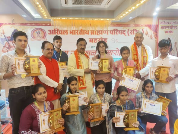 राजस्थान के बहरोड़ स्थित शक्ति रिसॉर्ट में अखिल भारतीय ब्राह्मण परिषद द्वारा आयोजित प्रतिभावान सम्मान समारोह में सहभागिता करते हुए