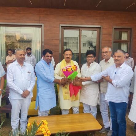 राजस्थान के बहरोड़ में नगर परिषद सभापति श्री कमल यादव जी के आवास पर उनसे आत्मीय भेंट एवं विभिन्न विषयों पर चर्चा करते हुए राजस्थान के बहरोड़ में नगर परिषद सभापति श्री कमल यादव जी के आवास पर उनसे आत्मीय भेंट एवं विभिन्न विषयों पर चर्चा करते हुए