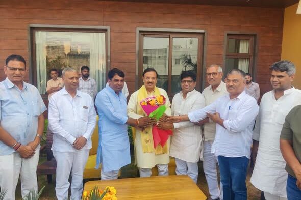 राजस्थान के बहरोड़ में नगर परिषद सभापति श्री कमल यादव जी के आवास पर उनसे आत्मीय भेंट एवं विभिन्न विषयों पर चर्चा करते हुए