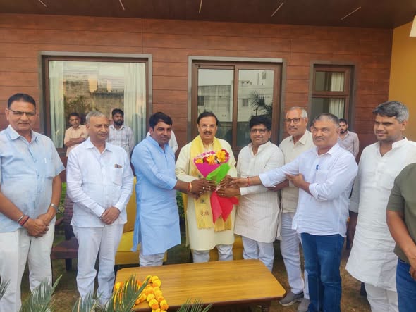 राजस्थान के बहरोड़ में नगर परिषद सभापति श्री कमल यादव जी के आवास पर उनसे आत्मीय भेंट एवं विभिन्न विषयों पर चर्चा करते हुए राजस्थान के बहरोड़ में नगर परिषद सभापति श्री कमल यादव जी के आवास पर उनसे आत्मीय भेंट एवं विभिन्न विषयों पर चर्चा करते हुए