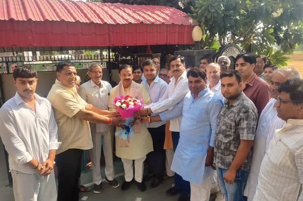 राजस्थान के बहरोड़ में नगर परिषद पार्षद श्री संजय शर्मा जी से आत्मीय भेंट करते हुए