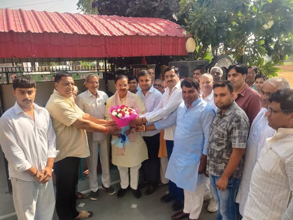 राजस्थान के बहरोड़ में नगर परिषद पार्षद श्री संजय शर्मा जी से आत्मीय भेंट करते हुए राजस्थान के बहरोड़ में नगर परिषद पार्षद श्री संजय शर्मा जी से आत्मीय भेंट करते हुए