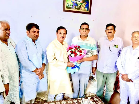 राजस्थान पत्रिका के संपादक श्री सतपाल यादव जी के आवास पर उनसे भेंट कर स्वास्थ्य का हाल जानते हुए राजस्थान पत्रिका के संपादक श्री सतपाल यादव जी के आवास पर उनसे भेंट कर स्वास्थ्य का हाल जानते हुए
