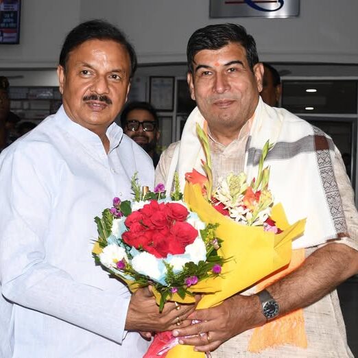 नोएडा सेक्टर-27 स्थित कैंप कार्यालय पर मेरठ-सहारनपुर खंड शिक्षक निर्वाचन क्षेत्र से विधान परिषद सदस्य निर्वाचित होने पर श्री श्रीचंद शर्मा जी को बधाई एवं शुभकामनाएँ देते हुए नोएडा सेक्टर-27 स्थित कैंप कार्यालय पर मेरठ-सहारनपुर खंड शिक्षक निर्वाचन क्षेत्र से विधान परिषद सदस्य निर्वाचित होने पर श्री श्रीचंद शर्मा जी को बधाई एवं शुभकामनाएँ देते हुए
