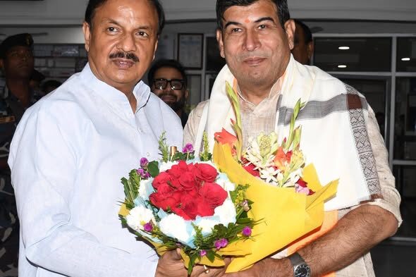 नोएडा सेक्टर-27 स्थित कैंप कार्यालय पर मेरठ-सहारनपुर खंड शिक्षक निर्वाचन क्षेत्र से विधान परिषद सदस्य निर्वाचित होने पर श्री श्रीचंद शर्मा जी को बधाई एवं शुभकामनाएँ देते हुए