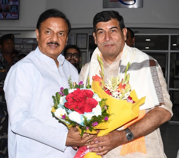 नोएडा सेक्टर-27 स्थित कैंप कार्यालय पर मेरठ-सहारनपुर खंड शिक्षक निर्वाचन क्षेत्र से विधान परिषद सदस्य निर्वाचित होने पर श्री श्रीचंद शर्मा जी को बधाई एवं शुभकामनाएँ देते हुए नोएडा सेक्टर-27 स्थित कैंप कार्यालय पर मेरठ-सहारनपुर खंड शिक्षक निर्वाचन क्षेत्र से विधान परिषद सदस्य निर्वाचित होने पर श्री श्रीचंद शर्मा जी को बधाई एवं शुभकामनाएँ देते हुए