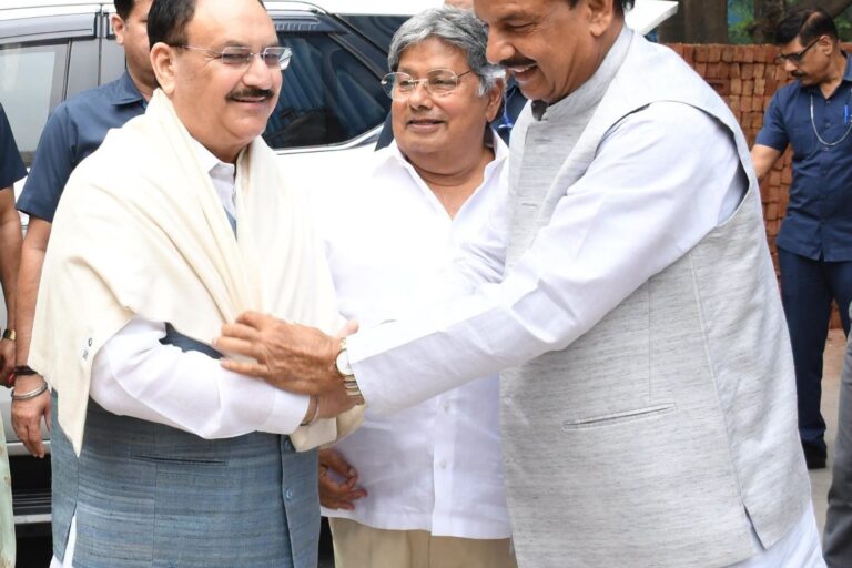 अपने आवास पर माननीय केंद्रीय स्वास्थ्य एवं परिवार कल्याण मंत्री श्री जे.पी. नड्डा जी का अभिनंदन करते हुए एवं उनका सान्निध्य और मार्गदर्शन प्राप्त करते हुए