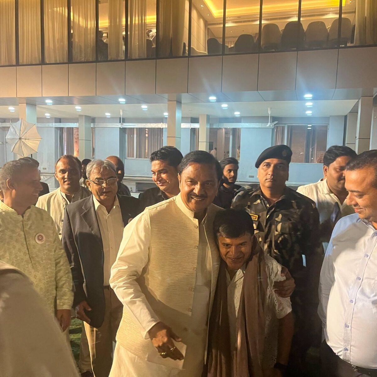 नोएडा सेक्टर-26 क्लब में आयोजित दीपावली मिलन समारोह में उपस्थित प्रियजनों से आत्मीय भेंट कर दीपावली की शुभकामनाएँ देते हुए