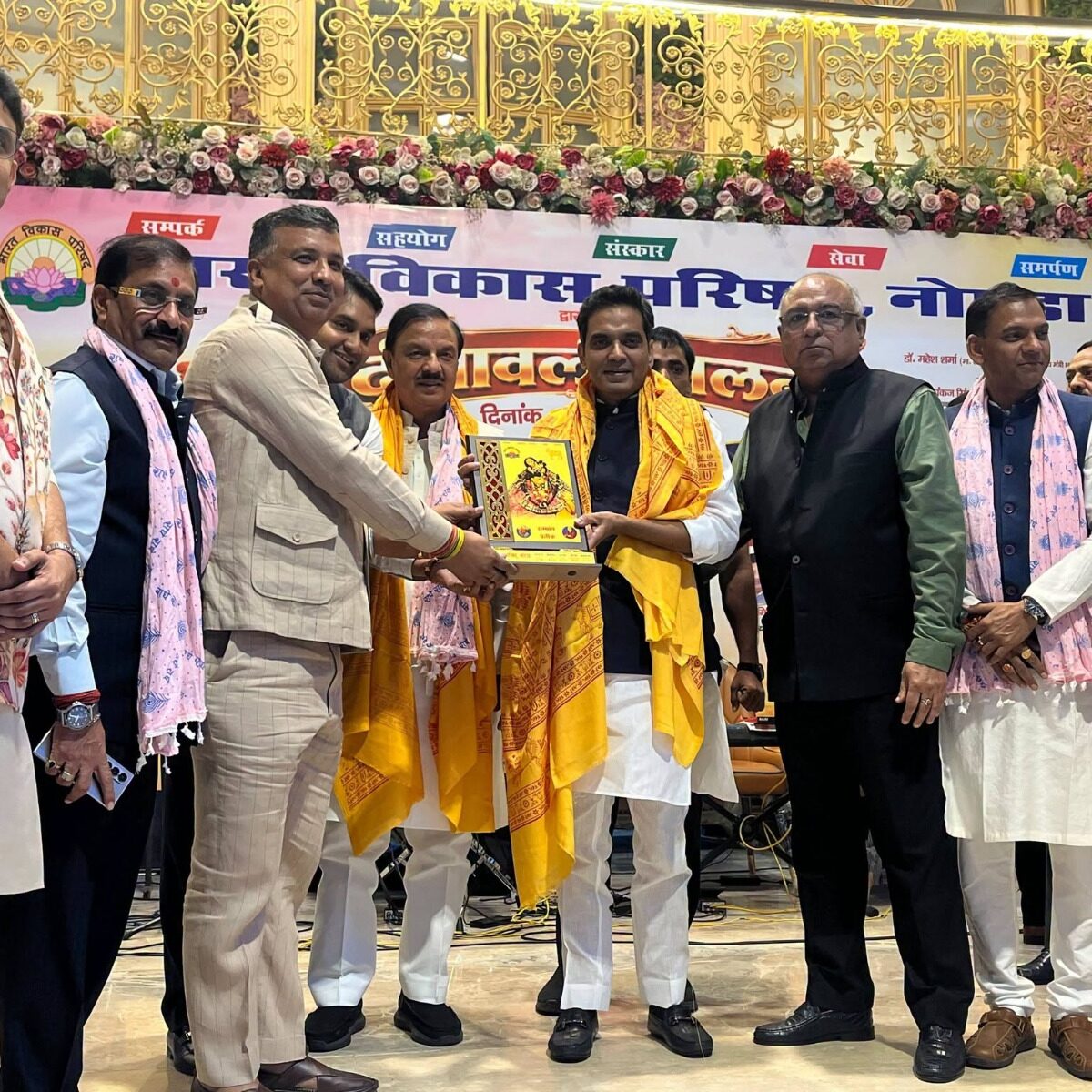 भारत विकास परिषद, नोएडा द्वारा आयोजित दीपावली मिलन एवं म्यूजिकल डांडिया नाइट कार्यक्रम में नोएडा विधायक श्री पंकज सिंह जी के साथ सहभागिता करते हुए