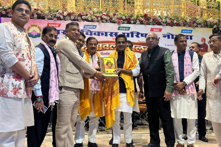 भारत विकास परिषद, नोएडा द्वारा आयोजित दीपावली मिलन एवं म्यूजिकल डांडिया नाइट कार्यक्रम में नोएडा विधायक श्री पंकज सिंह जी के साथ सहभागिता करते हुए